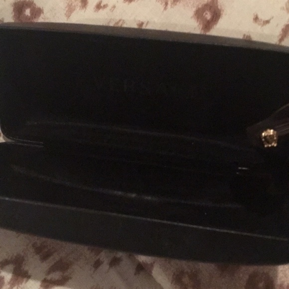 Versace - Picture 2 of 4